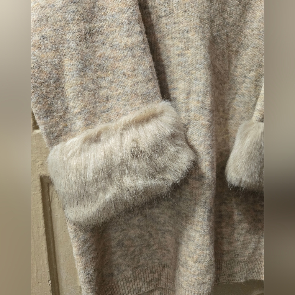 Molly Bracken Wool Blend Faux Fur Cuff V-Neck Oversized Sweater Dress EUC M/L - Picture 4 of 4